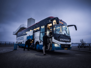 Påstigen af bus med grå himmel 1